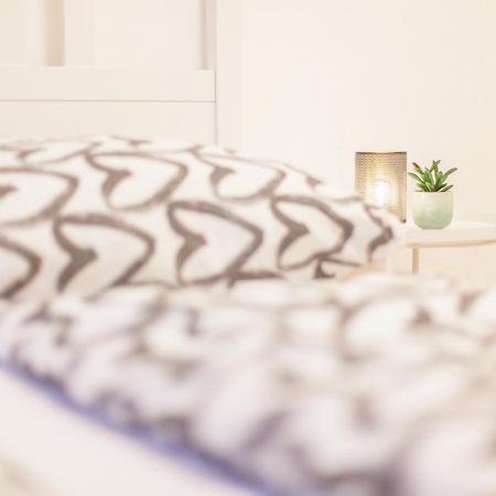 Tm Aparts Dortmund Bagian luar foto A bed with a throw