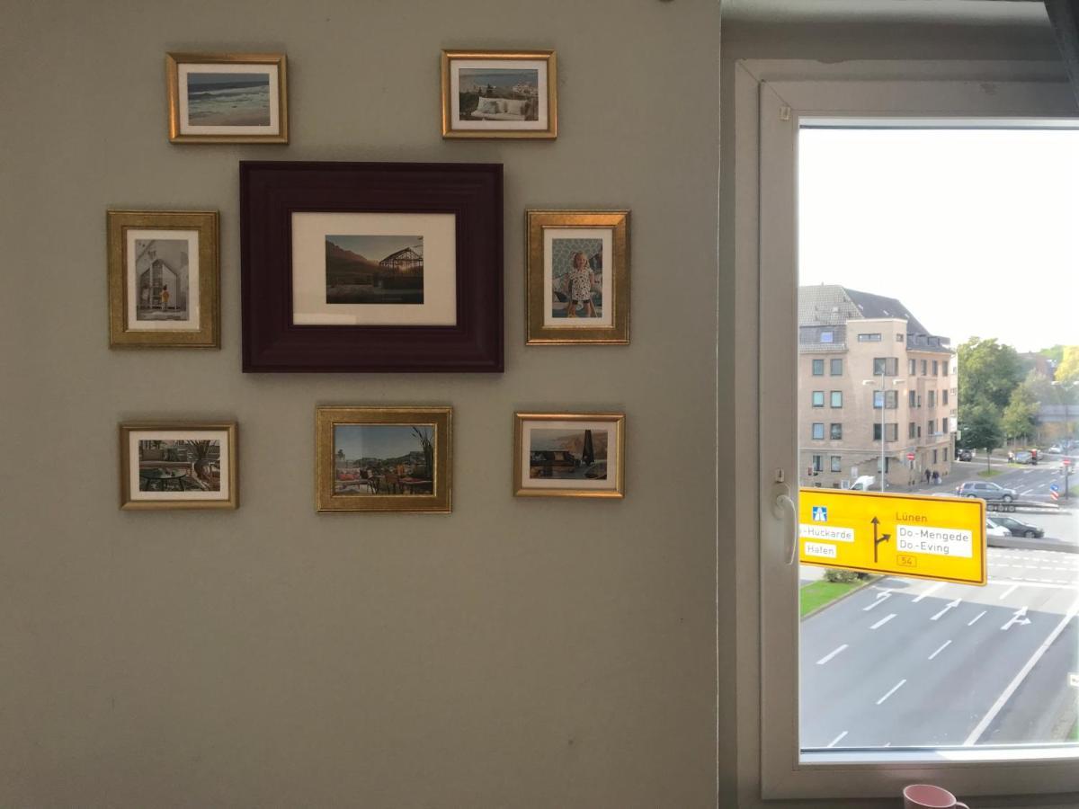 Tm Aparts Dortmund Bagian luar foto A window with a yellow sticker