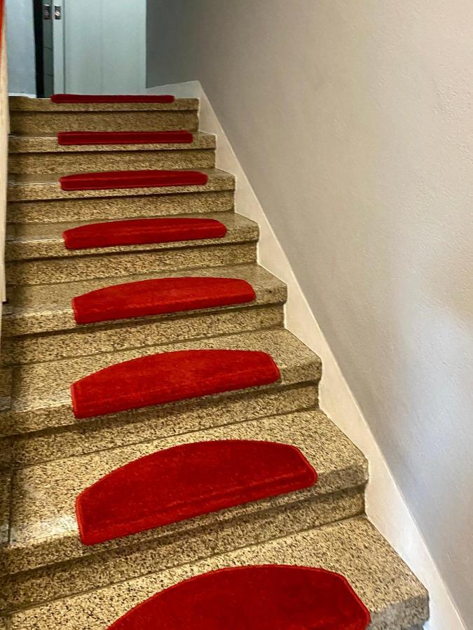 Tm Aparts Dortmund Bagian luar foto Carpet on a staircase