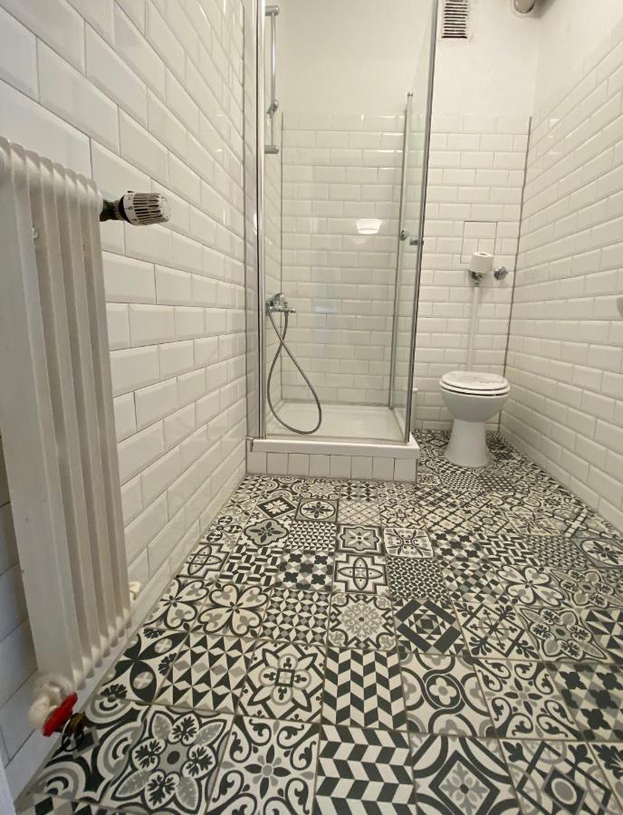 Tm Aparts Dortmund Bagian luar foto Bathroom floor tiles