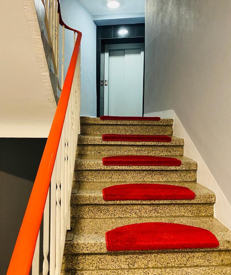 Tm Aparts Dortmund Bagian luar foto Stairs in the hotel