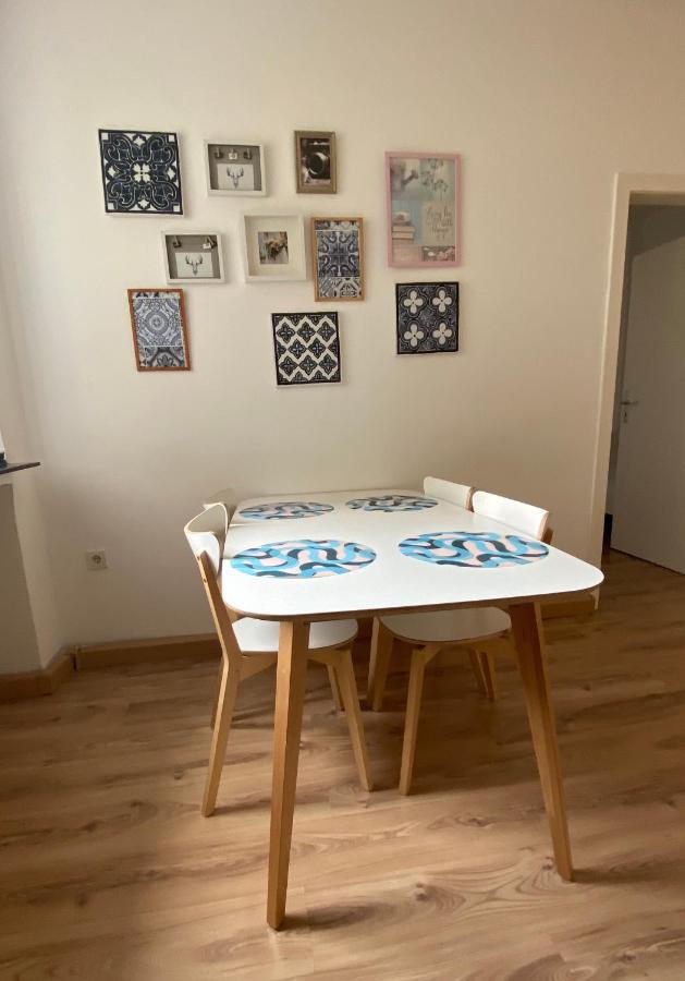 Tm Aparts Dortmund Bagian luar foto A dining room table with placemats