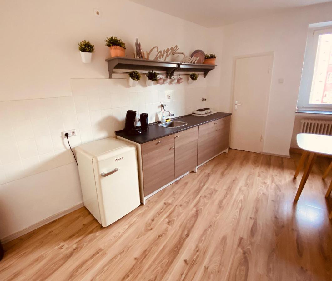 Tm Aparts Dortmund Bagian luar foto A typical kitchen in a student apartment