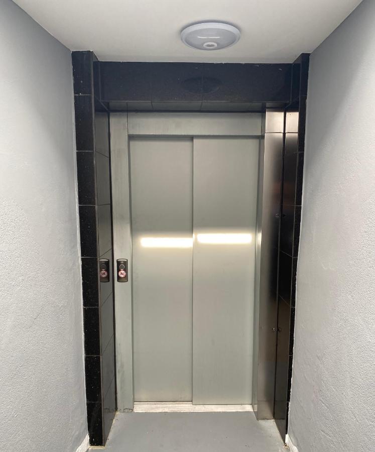 Tm Aparts Dortmund Bagian luar foto A typical elevator door