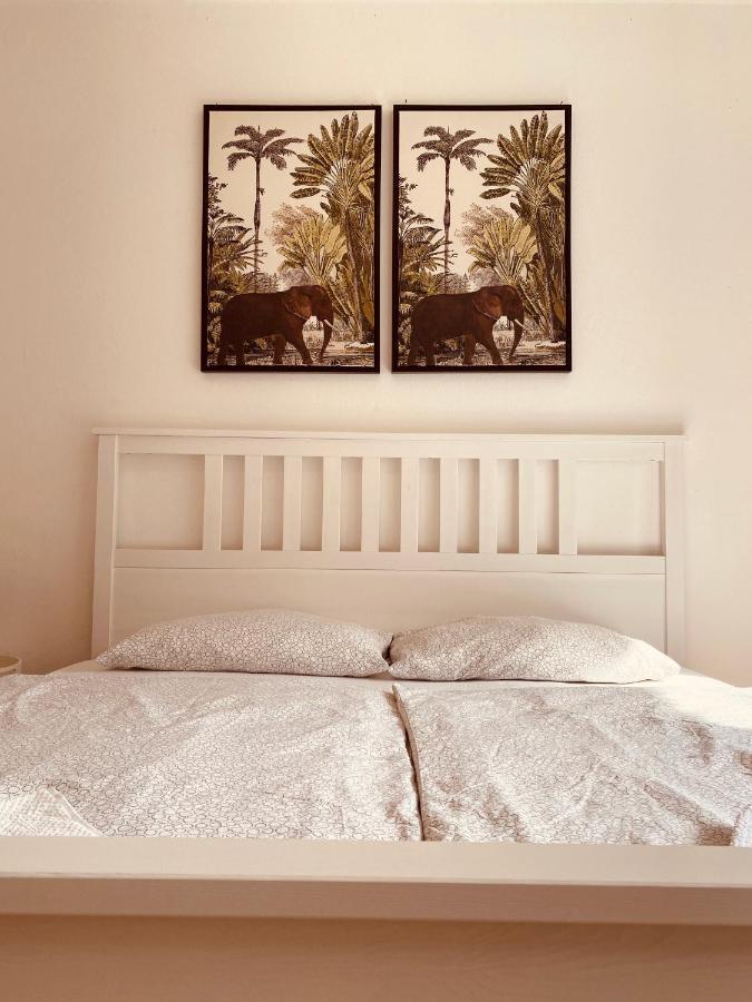 Tm Aparts Dortmund Bagian luar foto A bed with a headboard