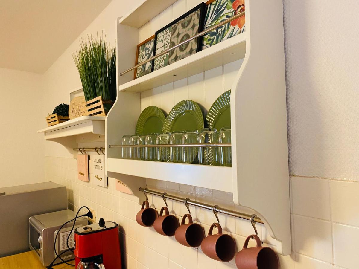 Tm Aparts Dortmund Bagian luar foto A wall-mounted plate rack