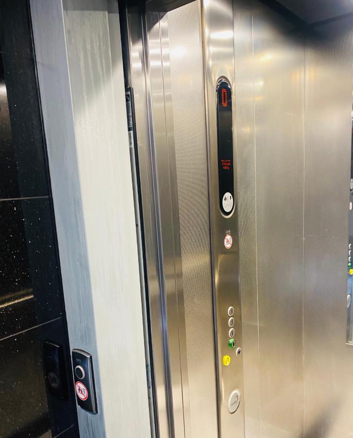 Tm Aparts Dortmund Bagian luar foto A typical elevator
