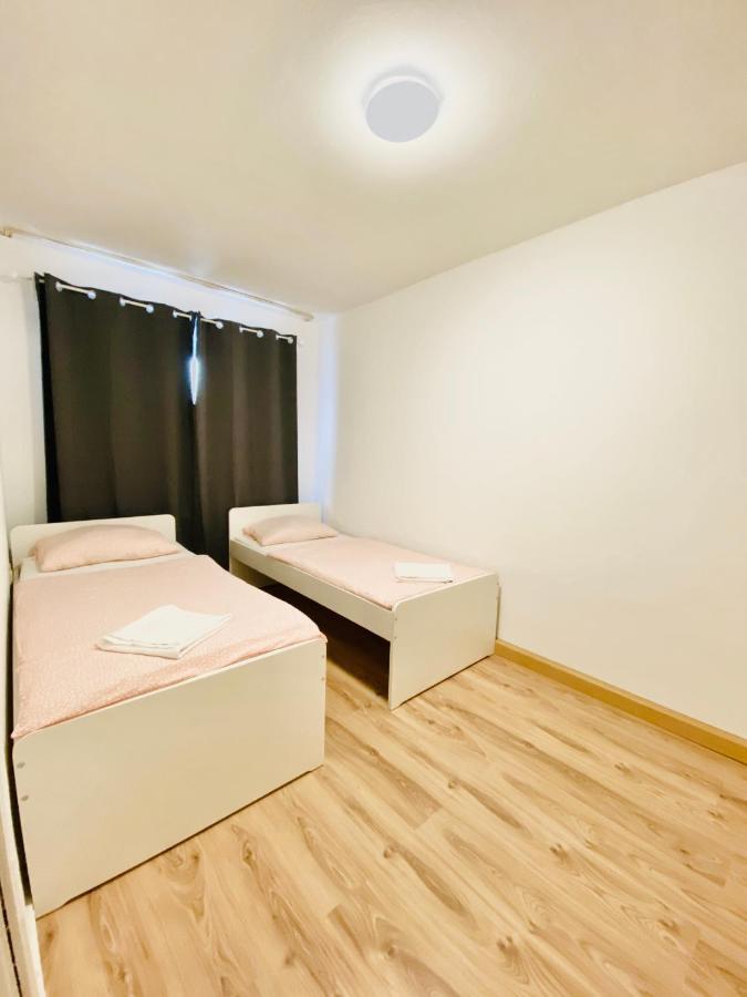 Tm Aparts Dortmund Bagian luar foto A room at the hostel