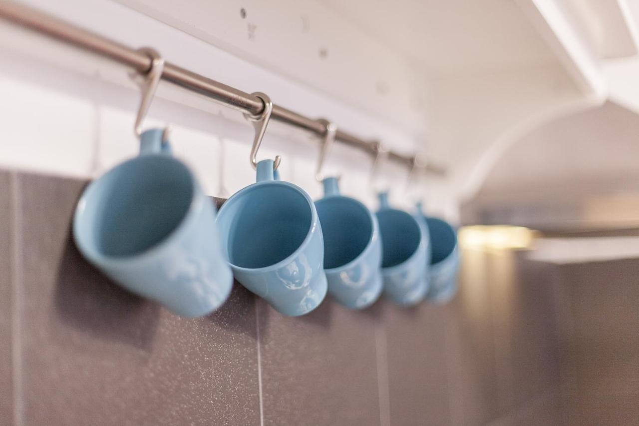 Tm Aparts Dortmund Bagian luar foto Mugs hanging on a rail