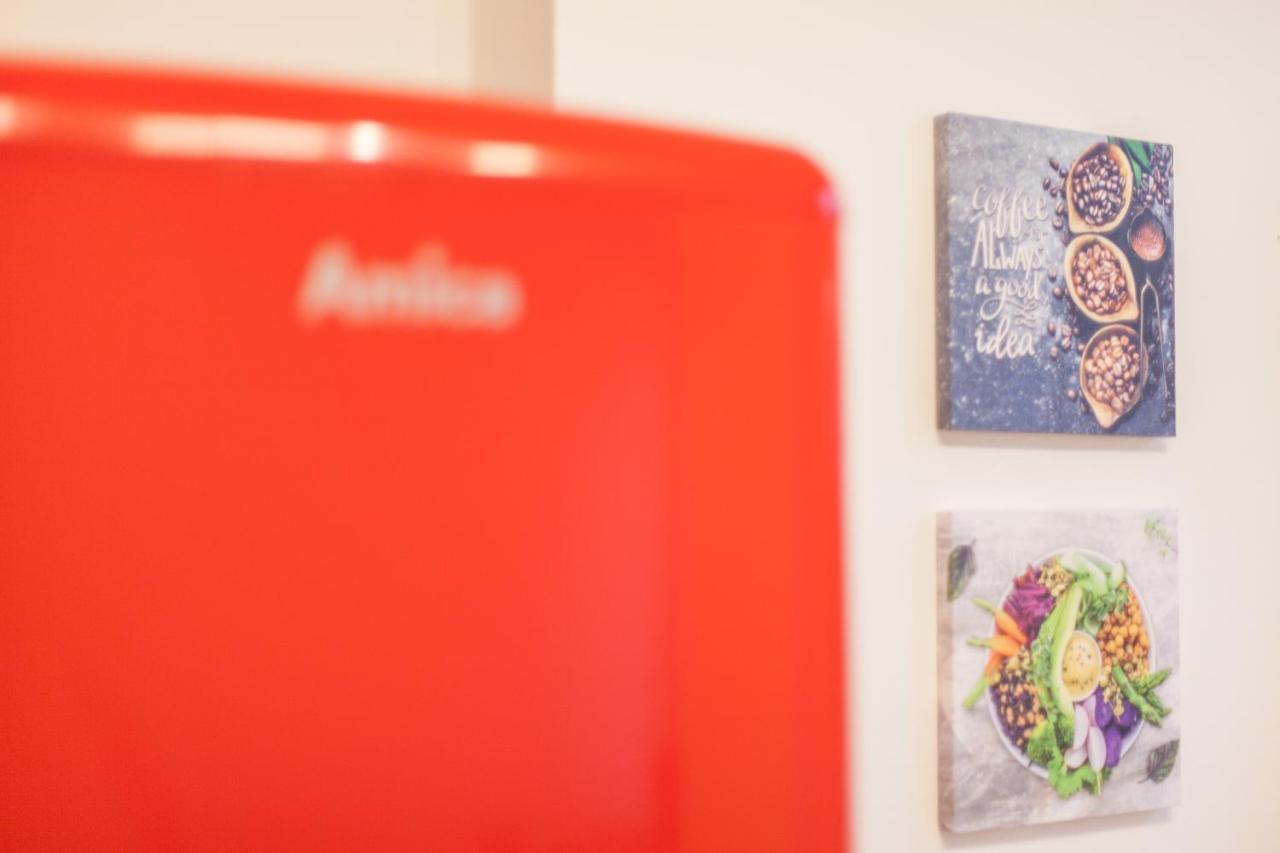 Tm Aparts Dortmund Bagian luar foto A Smeg refrigerator